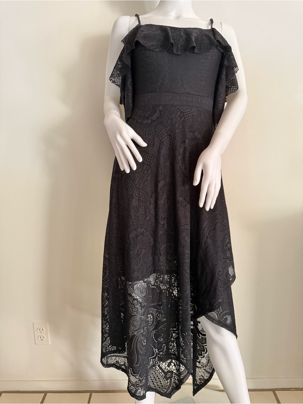 Lightweight. Lined. Bias draped. Black Lace. S